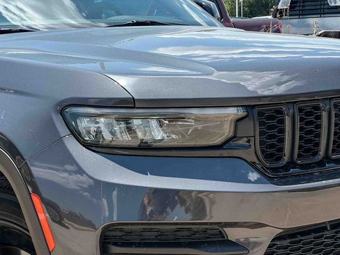 Used 2023 Jeep Grand Cherokee Altitude AWD/4WD image 10