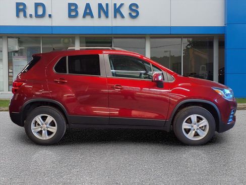 Certified 2022 Chevrolet Trax LT w/ LT Convenience Package image 2