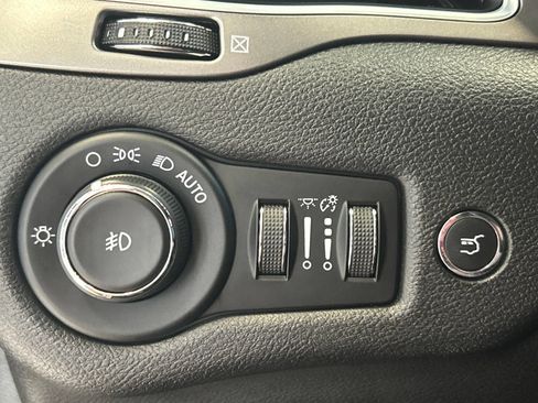 Used 2019 Jeep Cherokee Latitude Plus w/ Comfort/Convenience Group AWD/4WD image 15