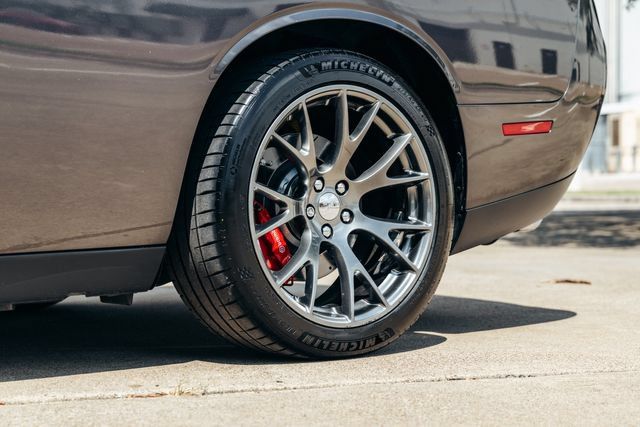 Used 2015 Dodge Challenger SRT w/ Technology Group RWD image 59