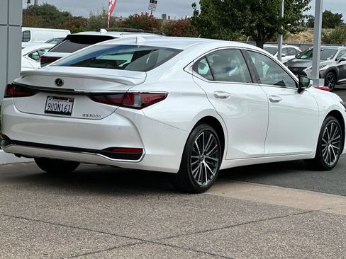 Used 2025 Lexus ES 300h w/ Premium Package FWD image 4