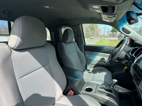 Used 2014 Toyota Tacoma 4x4 Access Cab V6 w/ TRD Sport Package image 22