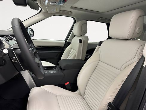 New 2026 Land Rover Discovery S image 9