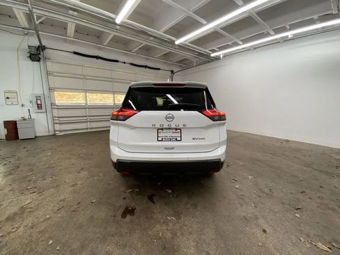 Used 2024 Nissan Rogue SV AWD/4WD image 5