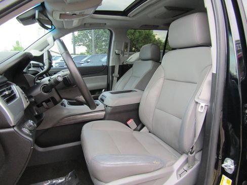 Used 2016 Chevrolet Suburban LT RWD image 9