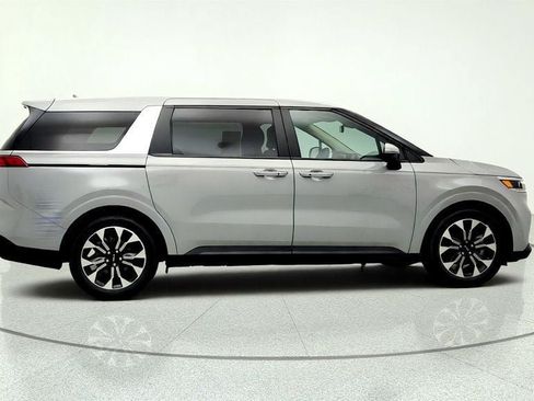 Used 2024 Kia Carnival EX FWD image 4