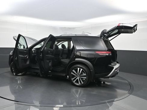 Used 2025 Nissan Pathfinder Platinum FWD image 41
