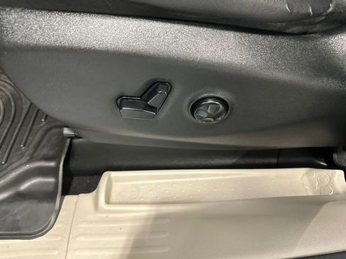 Used 2017 Chrysler Pacifica Touring-L image 25