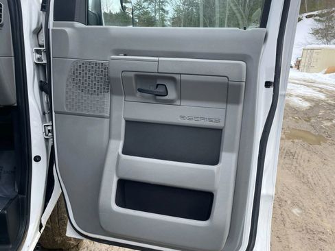 Used 2014 Ford E-150 and Econoline 150 w/ Power Group RWD image 20