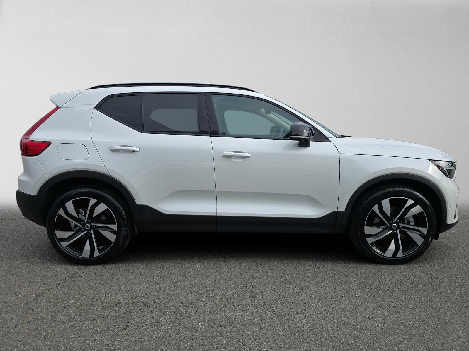 Used 2026 Volvo XC40 B5 Ultra w/ Climate Package AWD/4WD image 2