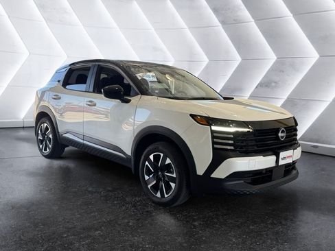Used 2025 Nissan Kicks SV AWD/4WD image 1