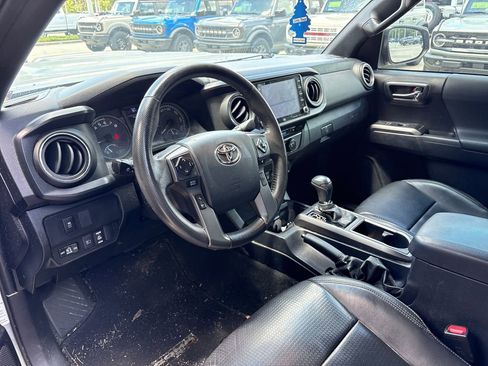 Used 2020 Toyota Tacoma TRD Sport w/ TRD Premium Sport Package AWD/4WD image 6