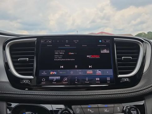 Used 2025 Chrysler Pacifica Limited FWD image 28