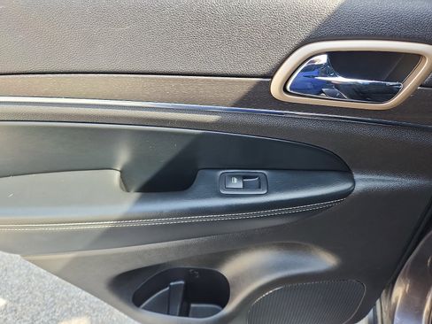 Used 2017 Jeep Grand Cherokee Limited w/ Luxury Group II image 28