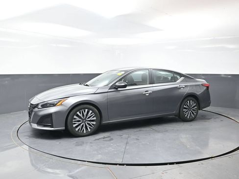 Used 2024 Nissan Altima 2.5 SV FWD image 9