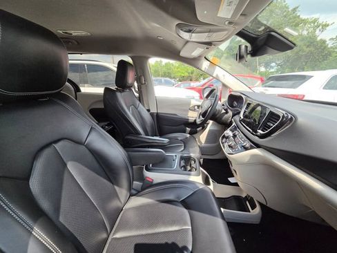 Used 2023 Chrysler Pacifica Touring-L FWD image 10