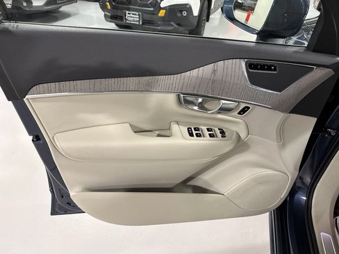 Certified 2025 Volvo XC90 B6 Plus AWD/4WD image 9