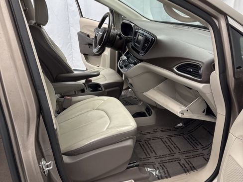 Used 2017 Chrysler Pacifica Touring-L image 25