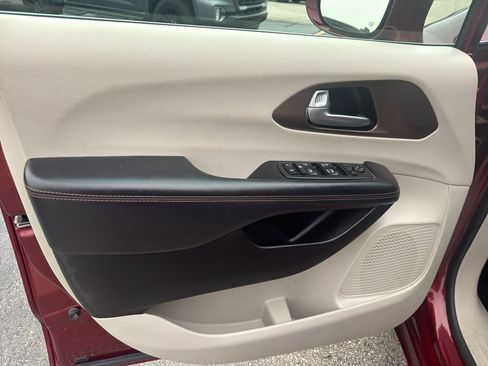 Used 2018 Chrysler Pacifica Touring-L FWD image 12