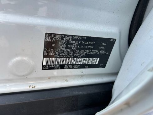 Used 2024 Toyota Venza XLE AWD/4WD image 32