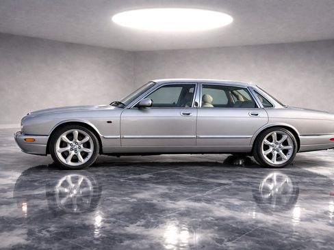 Used 2002 Jaguar XJ8 image 2