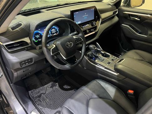 Certified 2025 Toyota Highlander Platinum image 2