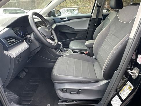 Used 2024 Volkswagen Taos SE image 9