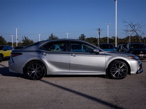 Used 2023 Toyota Camry SE image 4