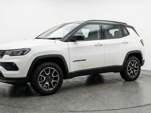Used 2025 Jeep Compass Trailhawk image 3