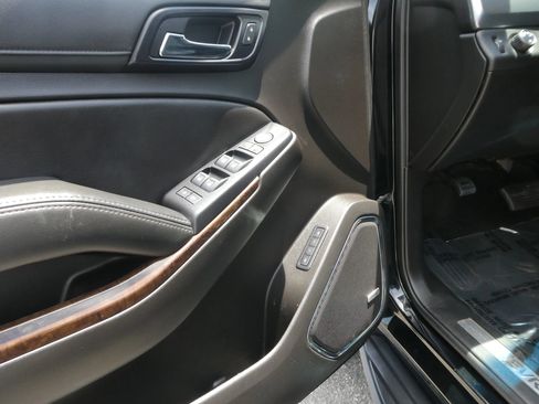 Used 2019 Chevrolet Suburban LT RWD image 14