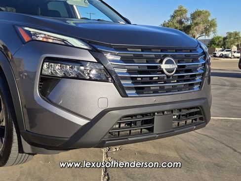Used 2025 Nissan Rogue SV w/ SV Premium Package FWD image 8
