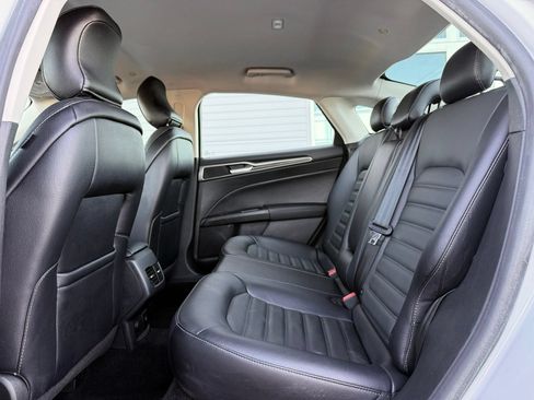 Used 2018 Ford Fusion SE w/ Equipment Group 602A FWD image 15