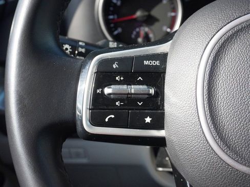 Used 2023 Kia Carnival LX image 39