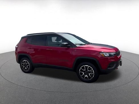 Used 2025 Jeep Compass Trailhawk AWD/4WD image 2