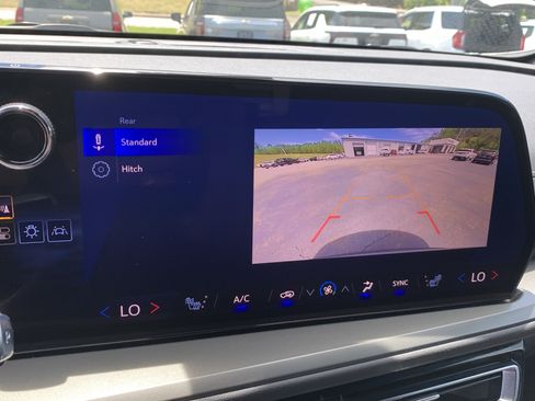 Used 2025 Chevrolet Traverse LT FWD image 32
