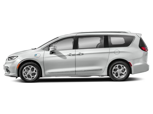Used 2023 Chrysler Pacifica Limited w/ Uconnect Theater Family Group image 4