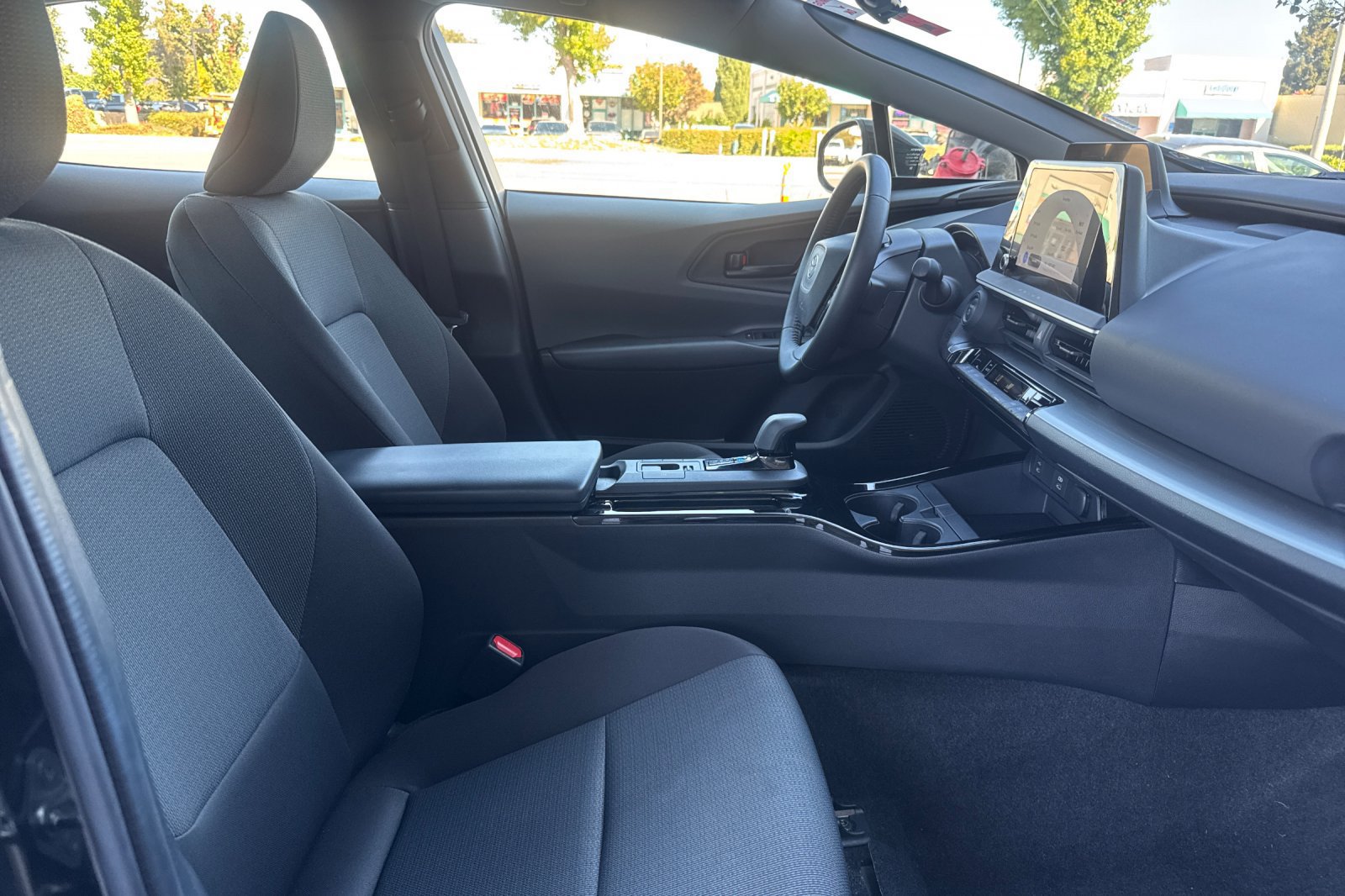 Used 2025 Toyota Prius LE FWD image 29