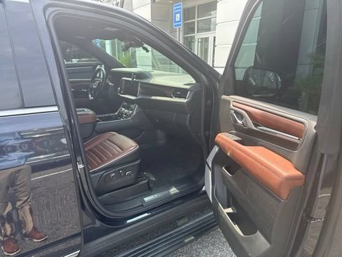 Used 2023 GMC Yukon Denali Ultimate AWD/4WD image 5