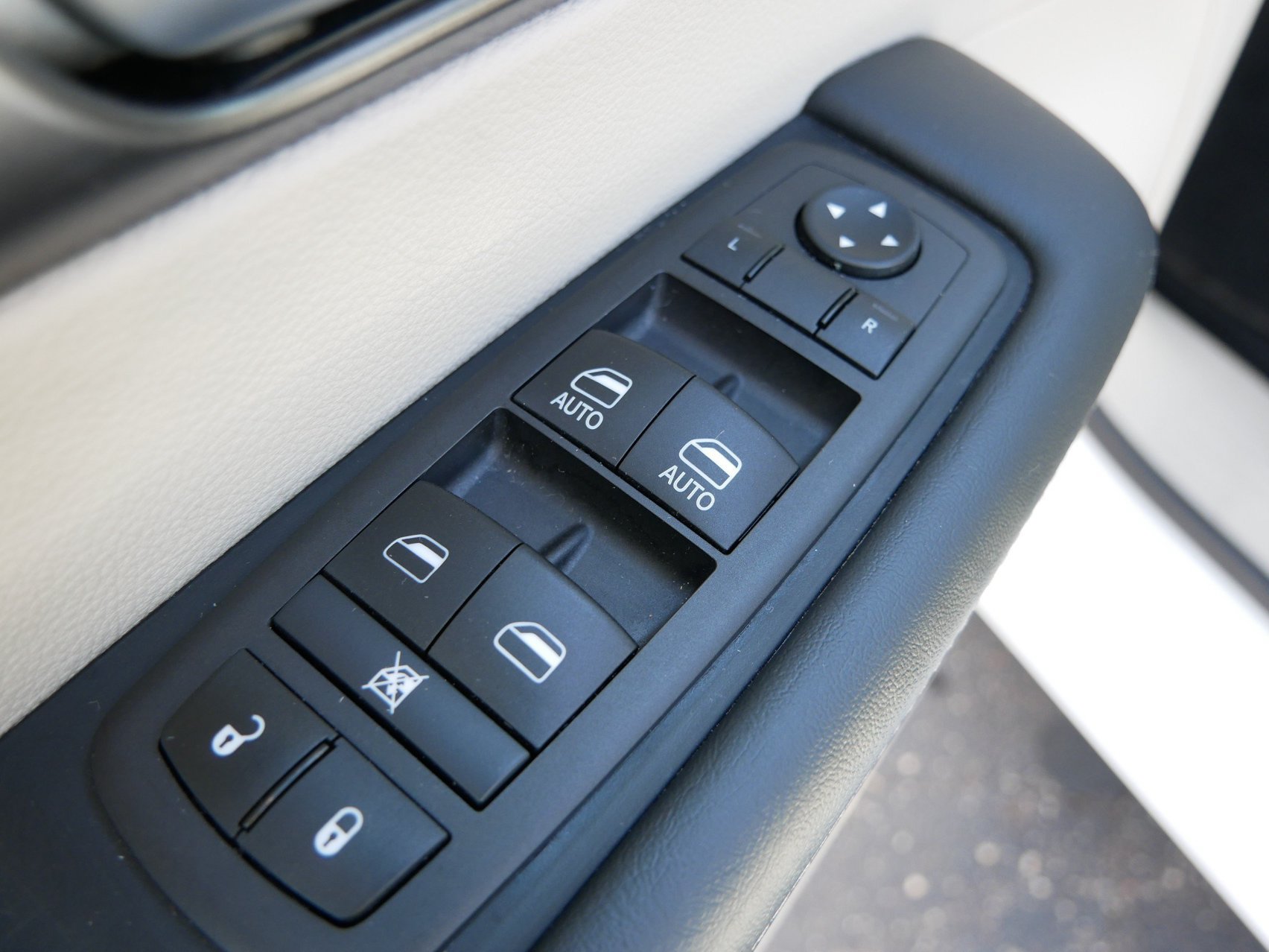 Used 2024 Chrysler Pacifica Touring-L FWD image 16