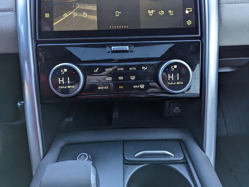 Used 2024 Land Rover Discovery Dynamic SE image 19