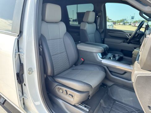 Used 2025 Chevrolet Silverado 2500 ZR2 w/ Technology Package AWD/4WD image 26
