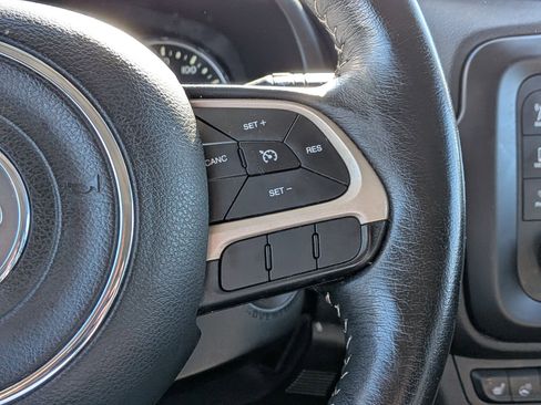 Used 2017 Jeep Renegade Limited image 18