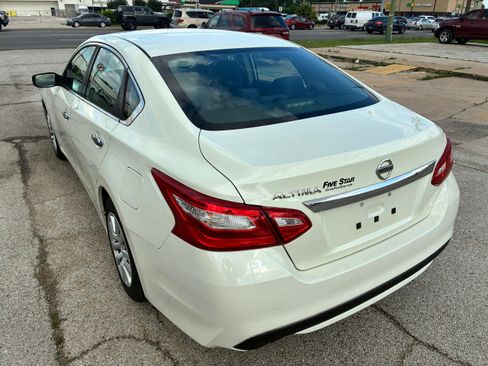 Used 2016 Nissan Altima 2.5 S w/ Power Driver Seat Package FWD image 2