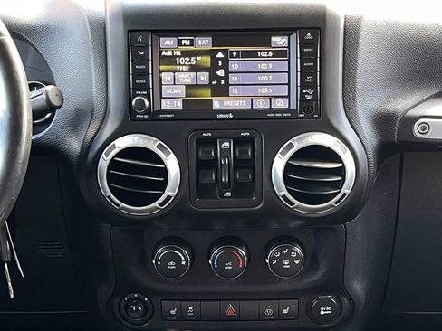 Used 2016 Jeep Wrangler Unlimited Rubicon AWD/4WD image 30
