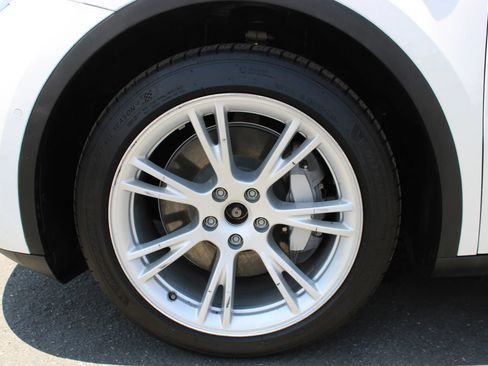 Used 2021 Tesla Model Y Long Range AWD/4WD image 21