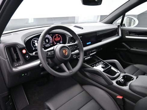 New 2025 Porsche Cayenne image 4