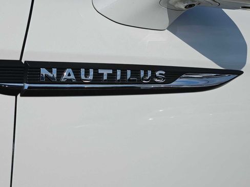Used 2022 Lincoln Nautilus Reserve w/ Equipment Group 202A image 12