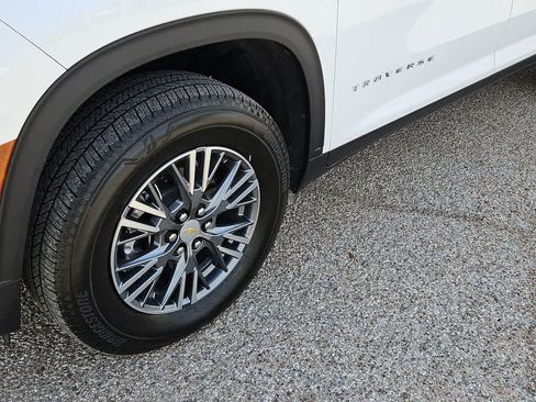Used 2024 Chevrolet Traverse LT FWD image 16