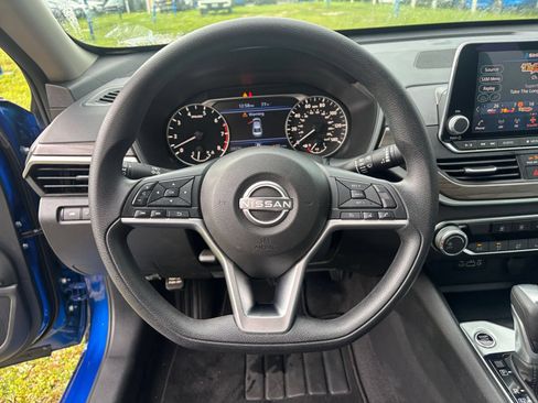 Used 2025 Nissan Altima 2.5 SV FWD image 29