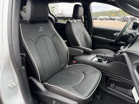 New 2026 Chrysler Pacifica Limited w/ S Appearance Package FWD image 21